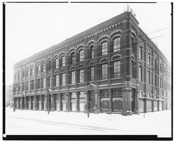 le seul magasin de la Compagnie de la Baie d’Hudson à  Winnipeg était situé à l’intersection de l'avenue York et de la rue Main. Archives  du Manitoba, Archives de la Compagnie de la Baie d'Hudson. Hudson’s Bay House library photograph collection subject  files, Winnipeg HBC Store - Main Street, 1987/363-W-310/20.